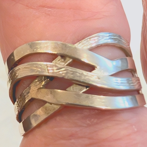 Sterling silver ring ,marked .925 , wave design.Size about 7. - Picture 1 of 4